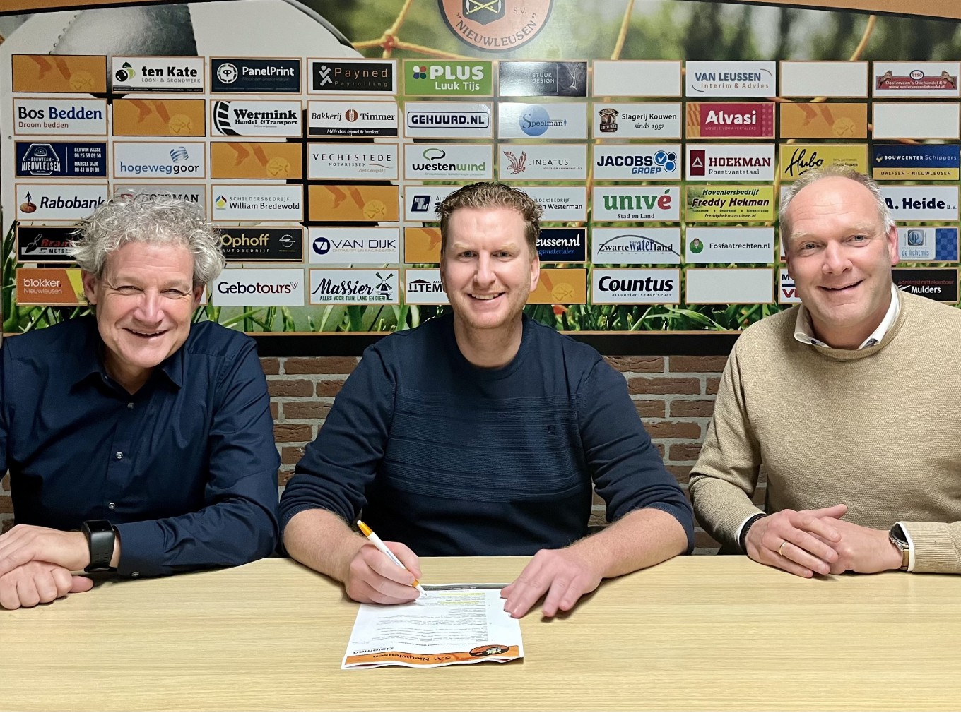 Trainer Jeroen Elzinga en S.V. Nieuwleusen verlengen samenwerking