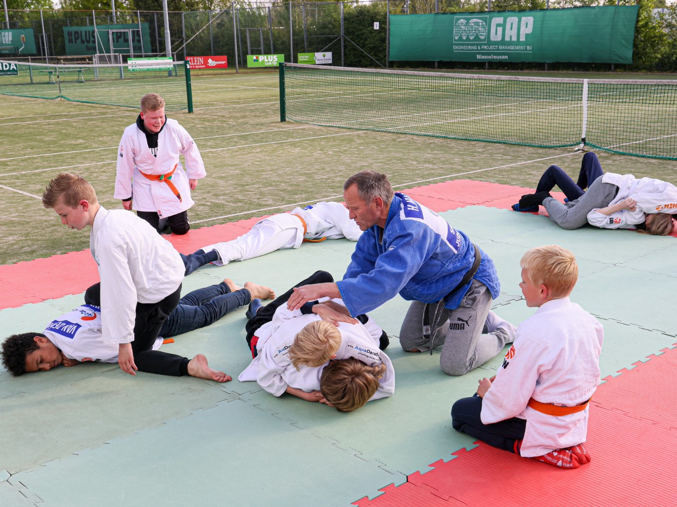 Judo Nieuwleusen gebruikt tennisbanen tijdens lockdown