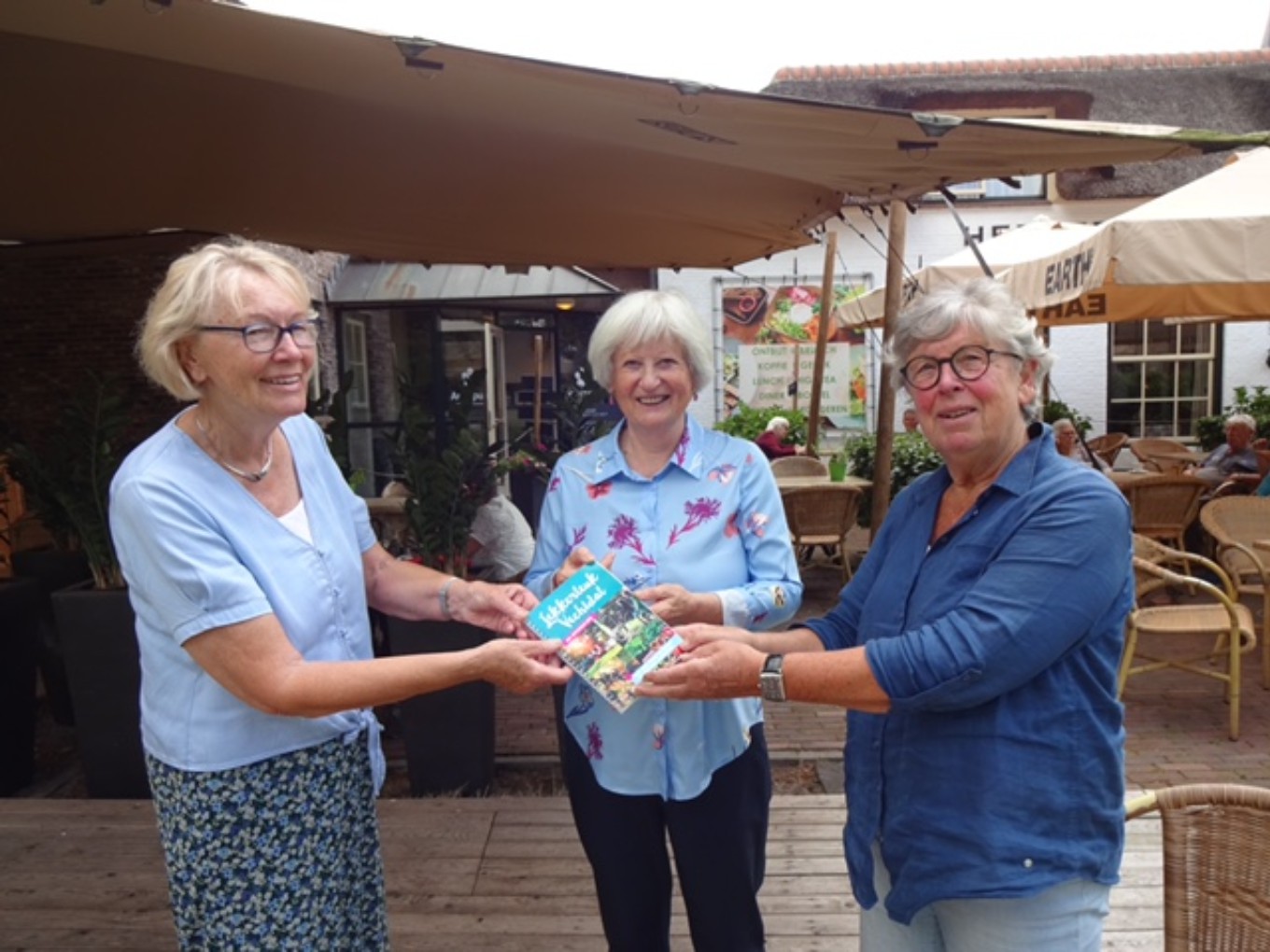 Eerste exemplaar boek Lekkerleuk Vechtdal wordt aangeboden