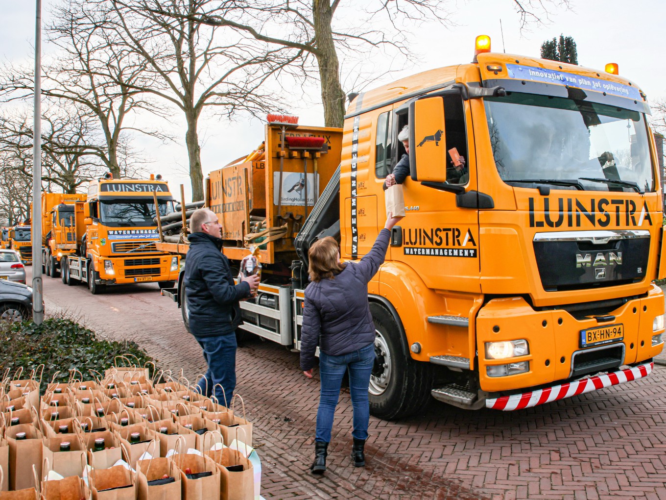 Lange stoet auto’s in Dalfsen voor jarige Jan Ophoff