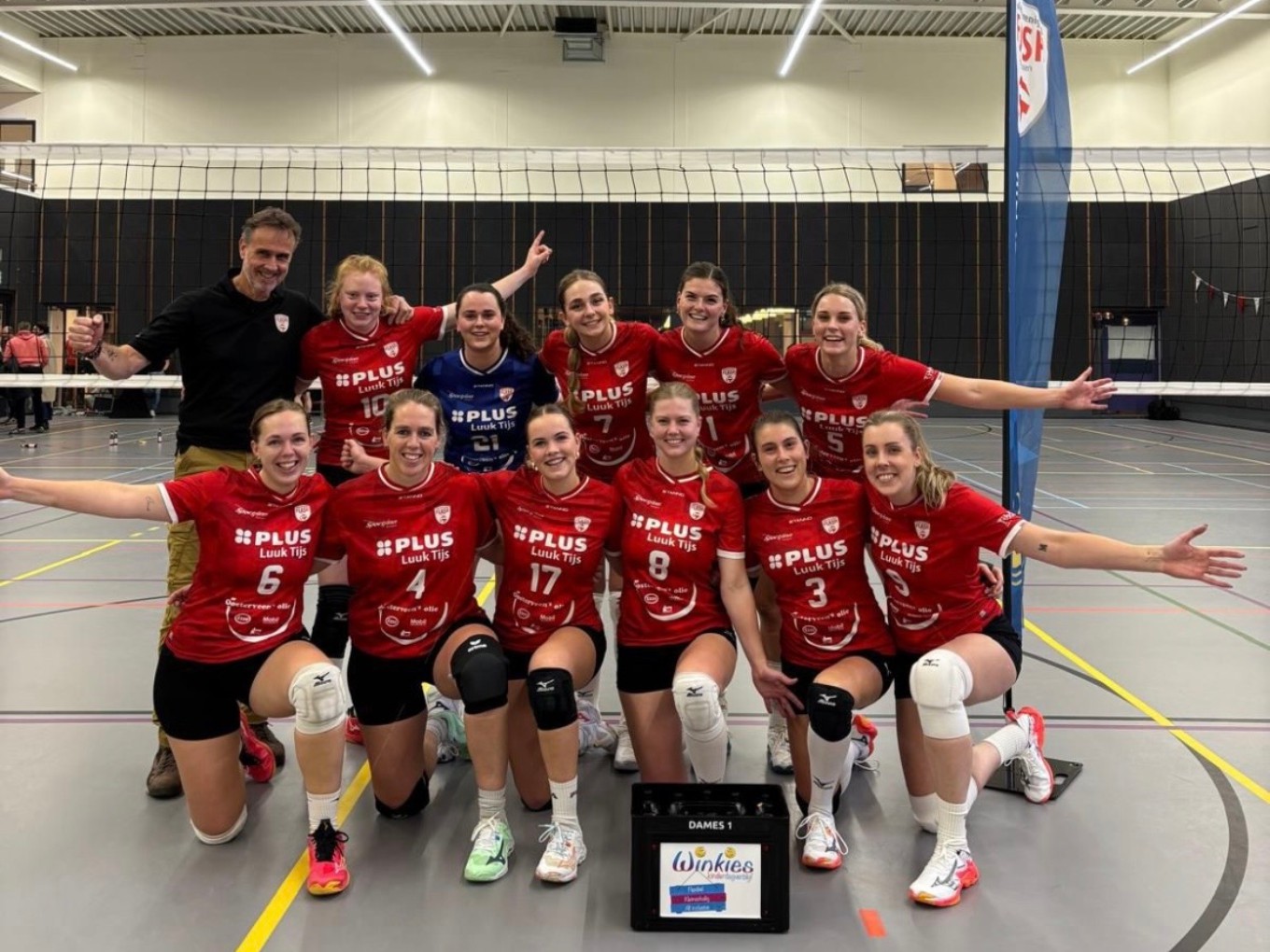 Dames Flash Nieuwleusen spelen in Assen