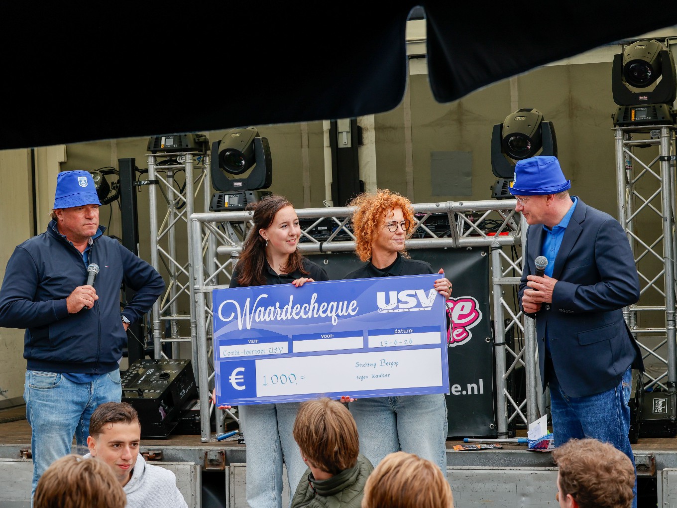 Burgemeester Michael Sijbom en USV-voorzitter Michiel Smudde overhandigen cheque van 1.000 euro aan vertegenwoordigers van Stichting Bergop tegen Kanker.
