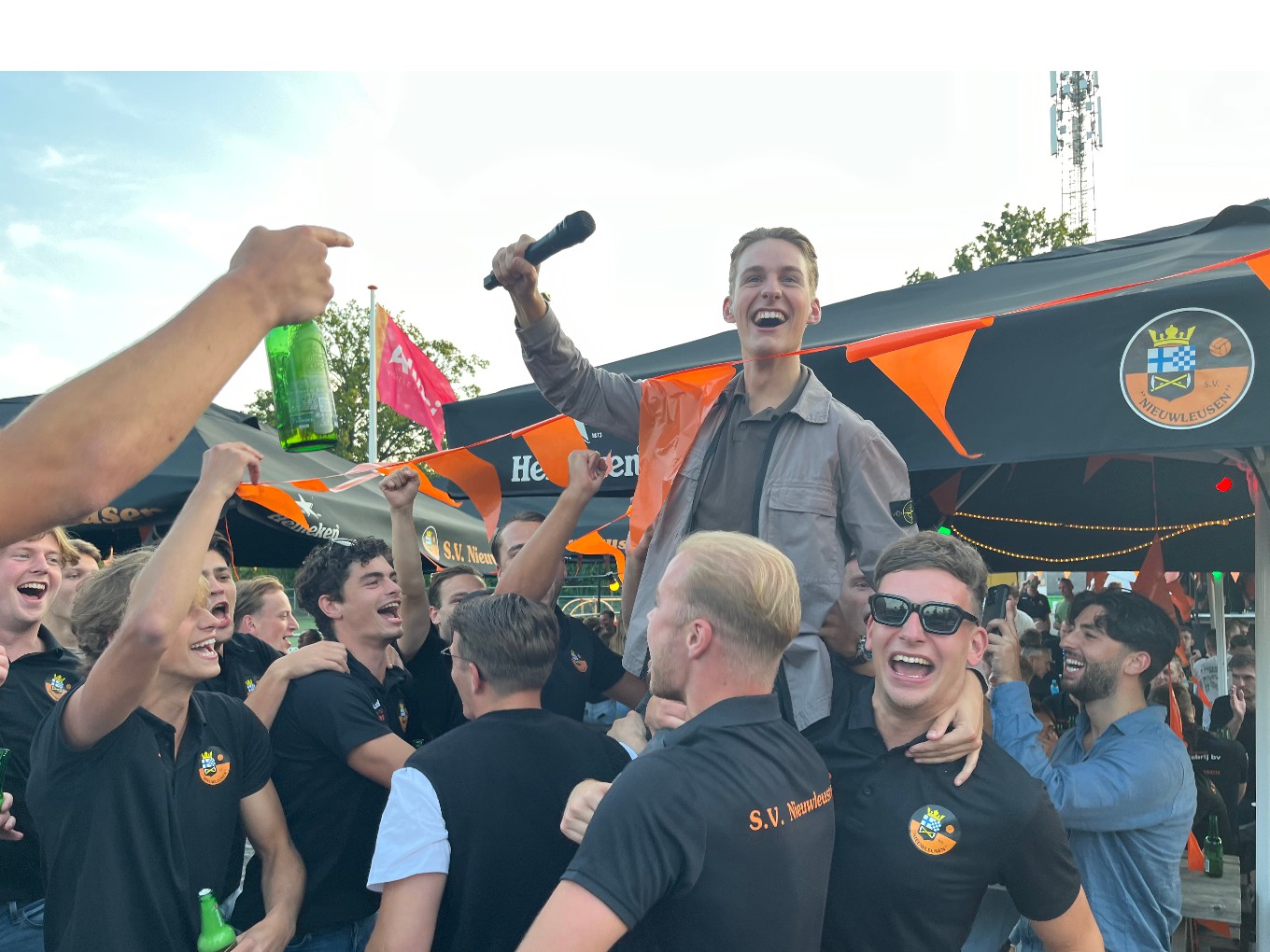Open dag S.V. Nieuwleusen met optreden Fons Veurink