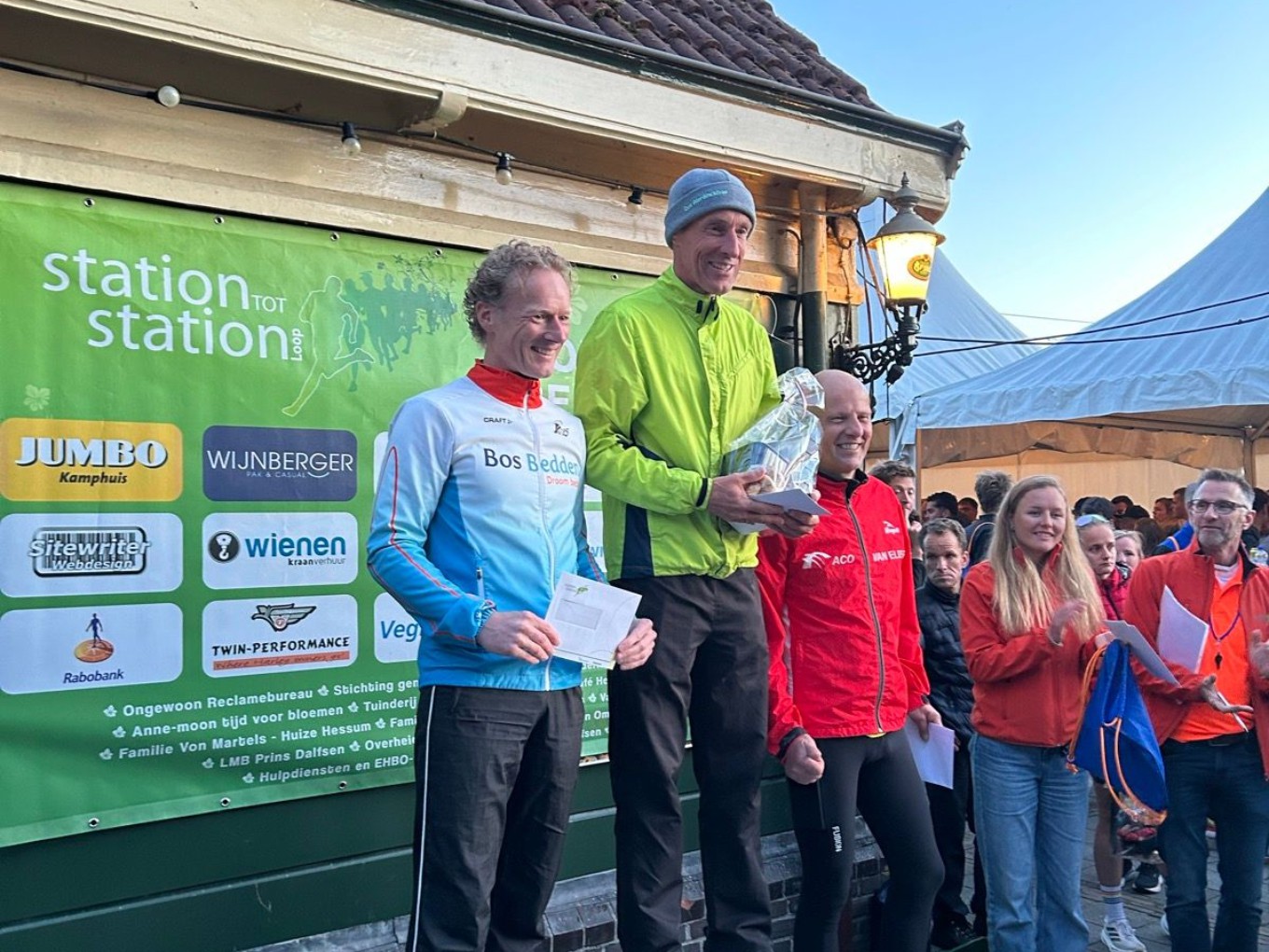 Albert Mussche op het podium bij Stationsloop Ommen-Dalfsen.