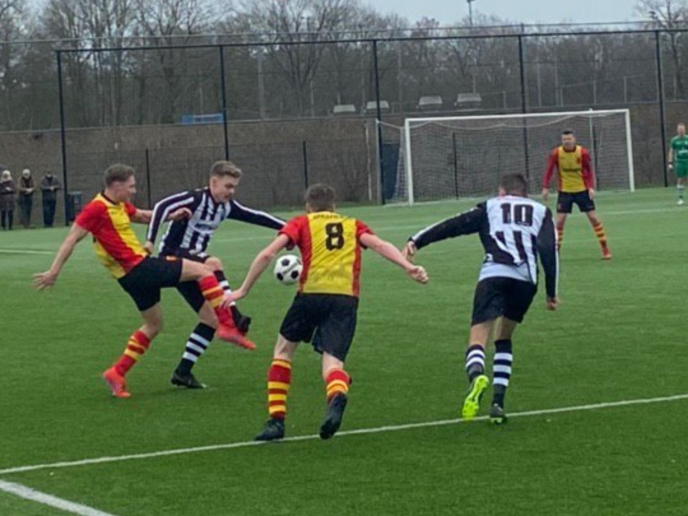 Voetballers SV Dalfsen en VV Roden delen de punten