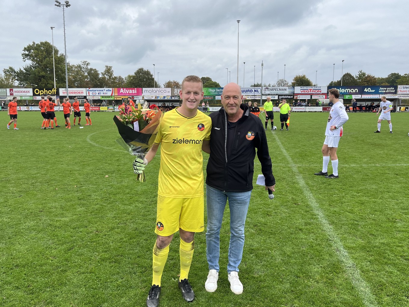 S.V. Nieuwleusen huldigt doelman Tim Hoogenkamp