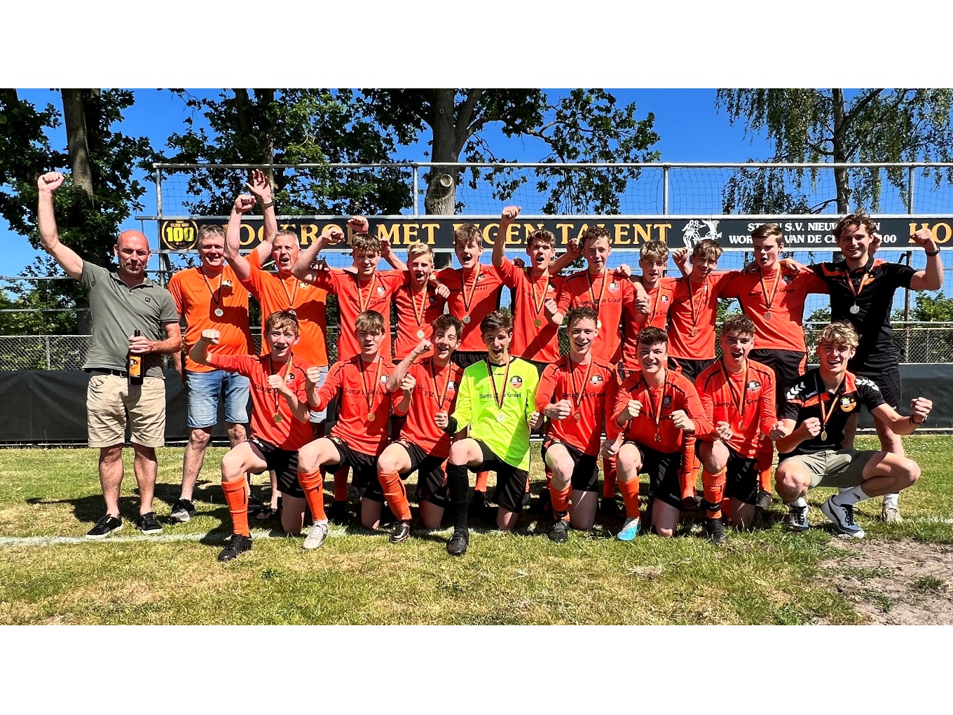 S.V. Nieuwleusen JO15-1 ongeslagen kampioen