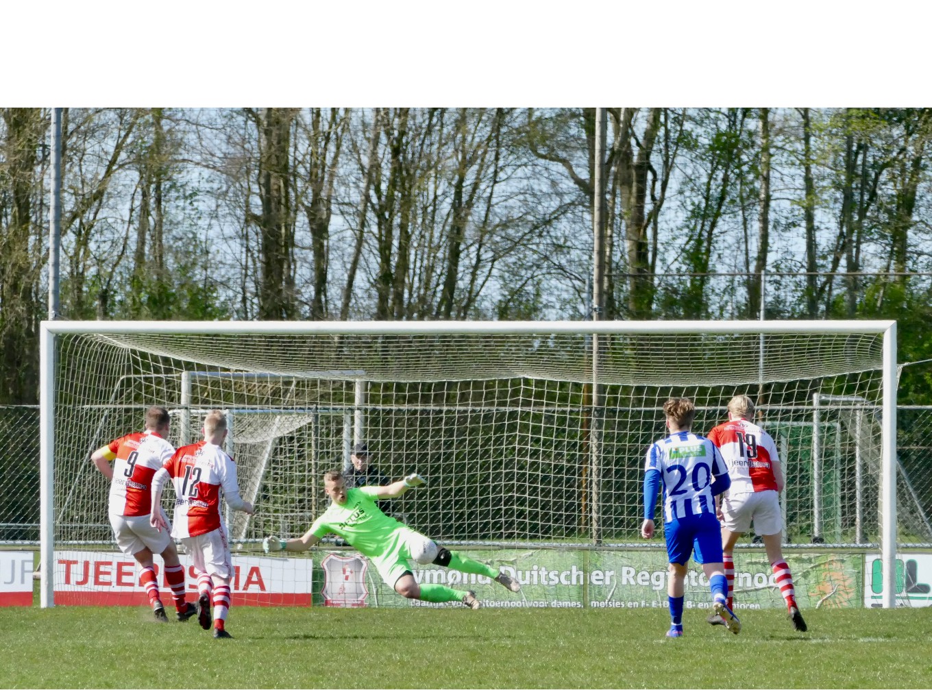USV lijkt de volle buit binnen te hebben als Martijn Scheper vlak voor tijd de strafschop van Harm Jan Moesker (9) stopt. Foto: Peter Meijerink.