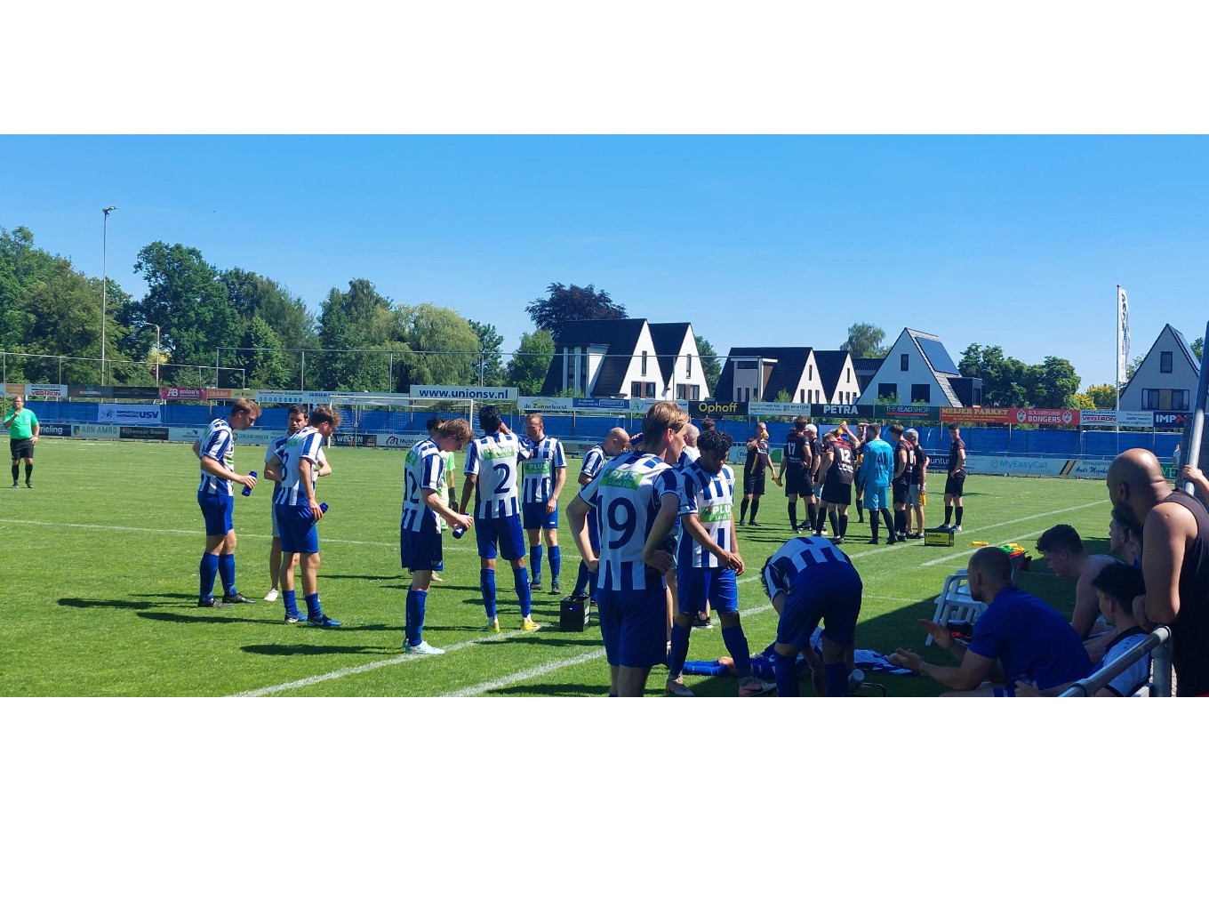 drinkpauze op een tropisch sportpark Hulsterlanden. Eigen foto USV.