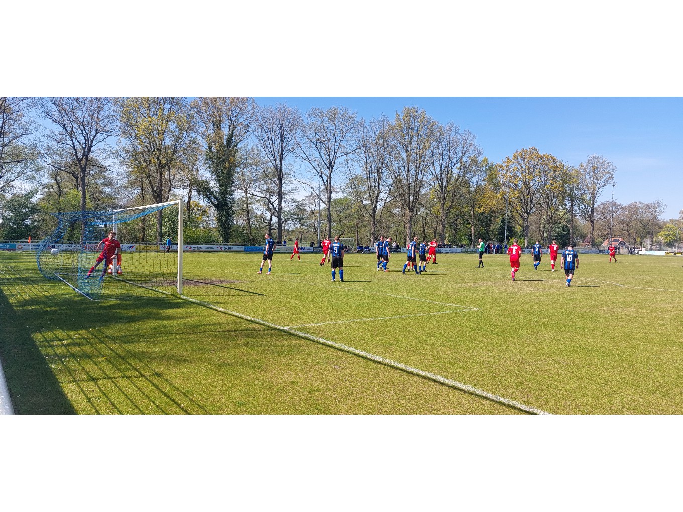 Leon Kooiker heeft zojuist op fraaie wijze de 1-1 op het scorebord gezet. Eigen foto USV.