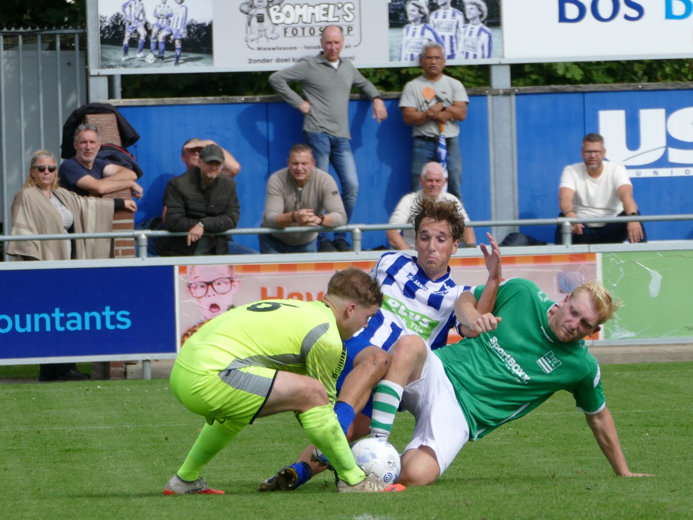 Ondanks een ultieme poging van Mark Boerman (midden) verdwijnt de bal in de handschoenen van EHS ’85 goalie Yoran Hemme. Foto: Peter Meijerink.