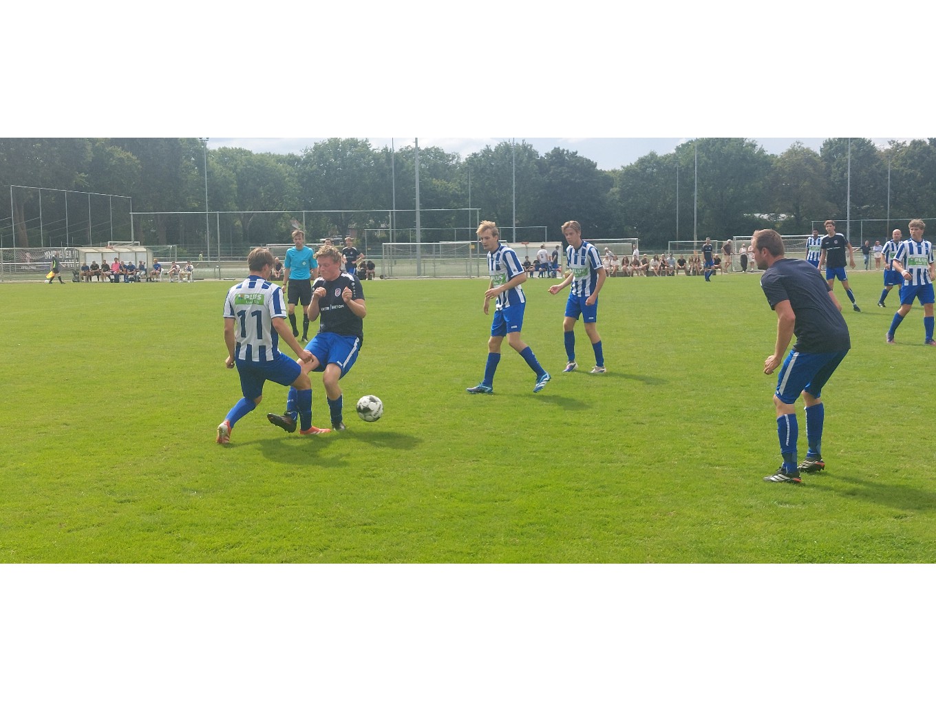 Jort Kouwen (11) in duel tijdens de eerste oefenpartij van het nieuwe seizoen.