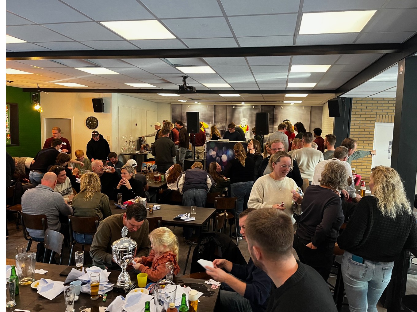 Voetballers en handballers SV Dalfsen luiden samen het nieuwe jaar in