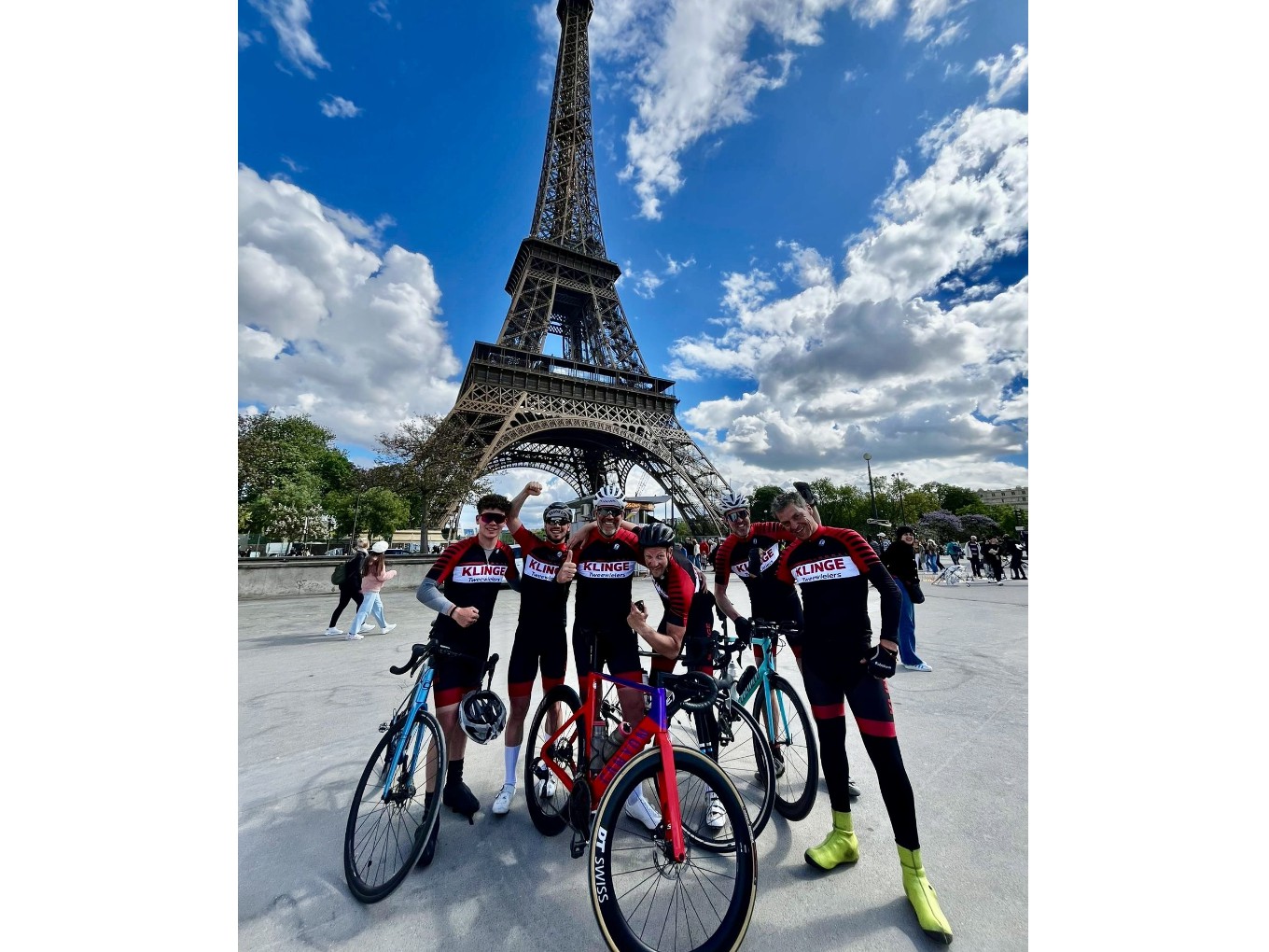 Zes fietsers van Team D211 finishen in Parijs