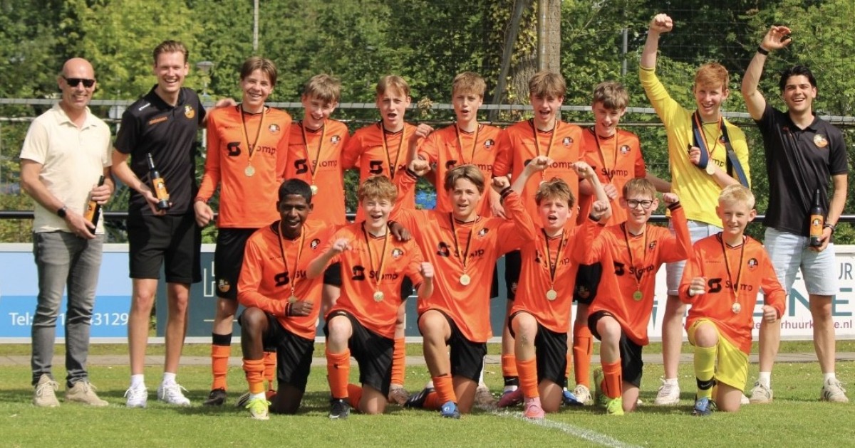 S.V. Nieuwleusen JO15-1 kampioen