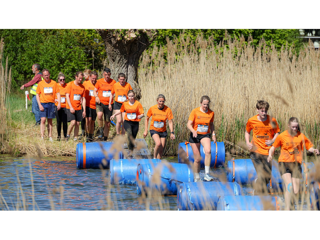 Tijdelijke loopbrug extra hindernis voor duizend deelnemers aan obstakelloop