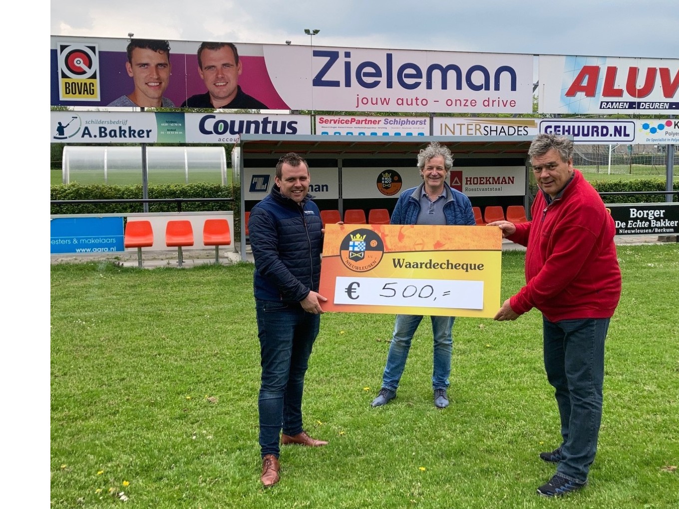 Cheque S.V. Nieuwleusen voor stichting Hand in Hand