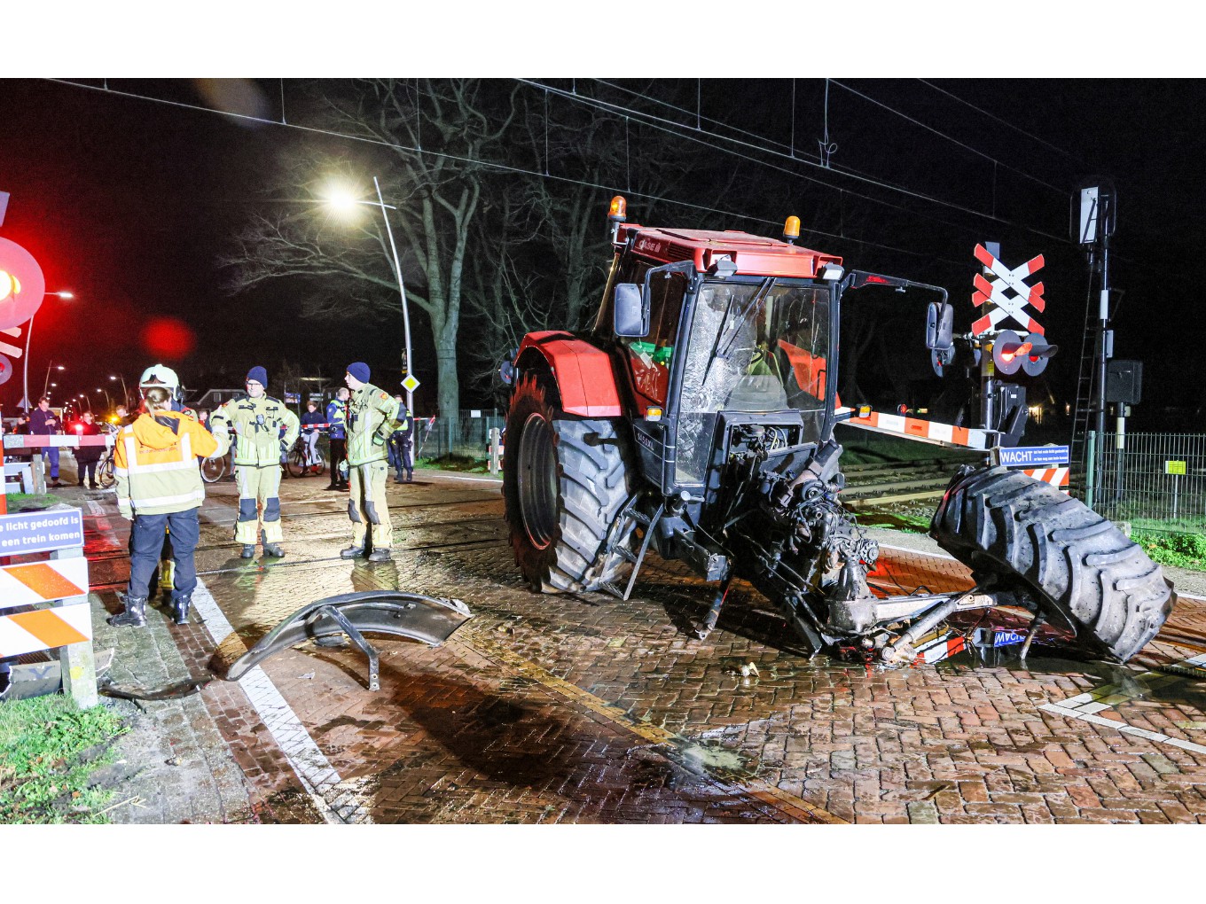 Botsing tussen trekker en trein in Staphorst