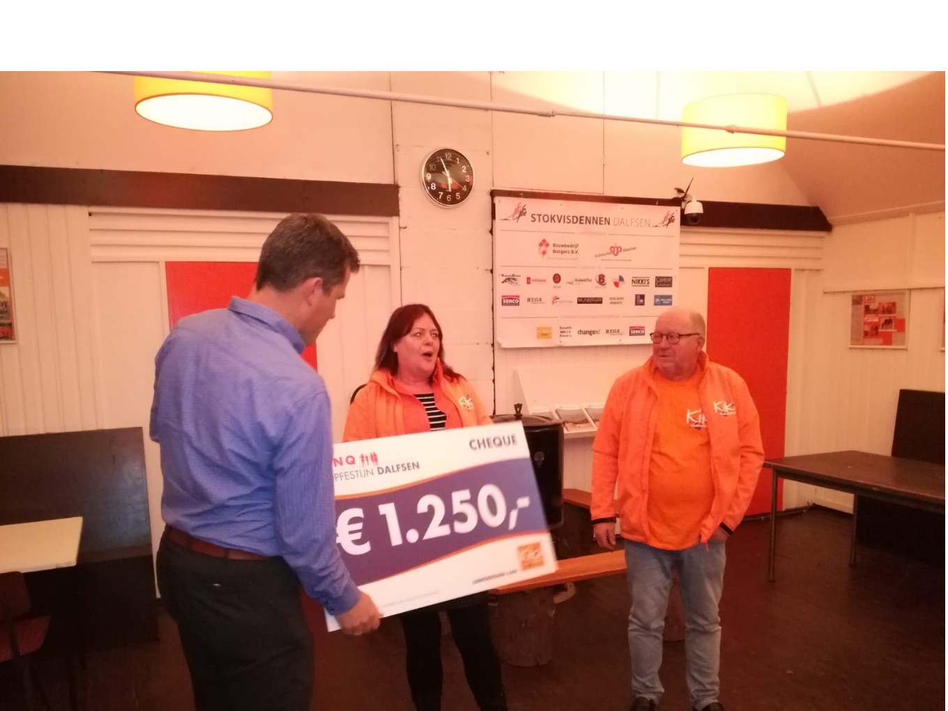 Plinq Loopfestijn schenkt cheque aan Kika