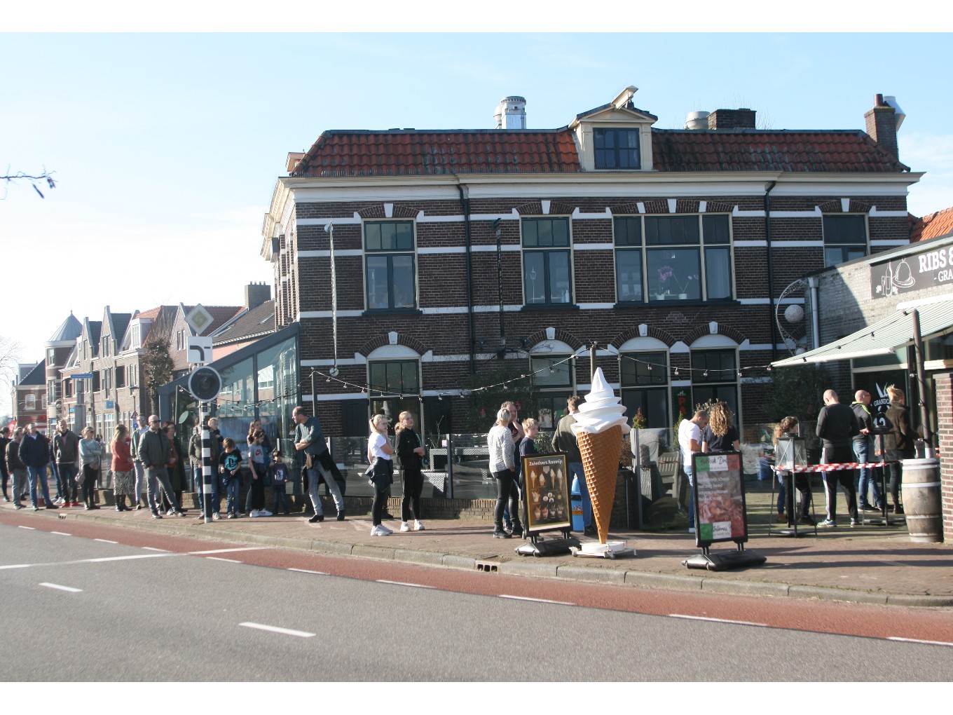 Zondag lange rijen voor de ijscokraampjes in Dalfsen