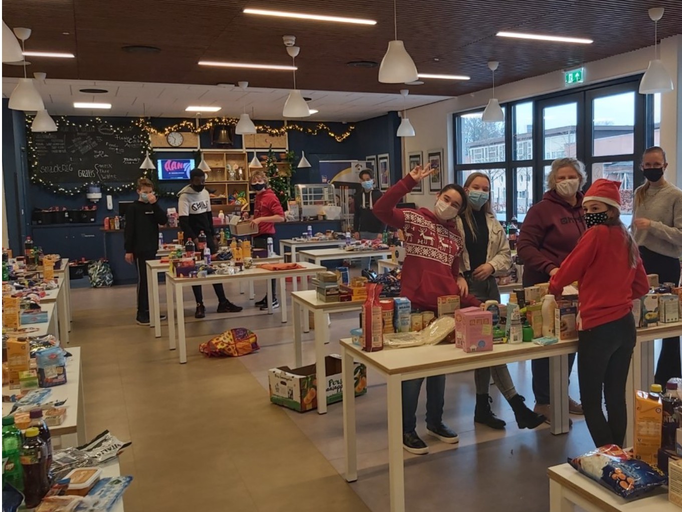 Leerlingen Agnieten College stellen kerstpakketten samen