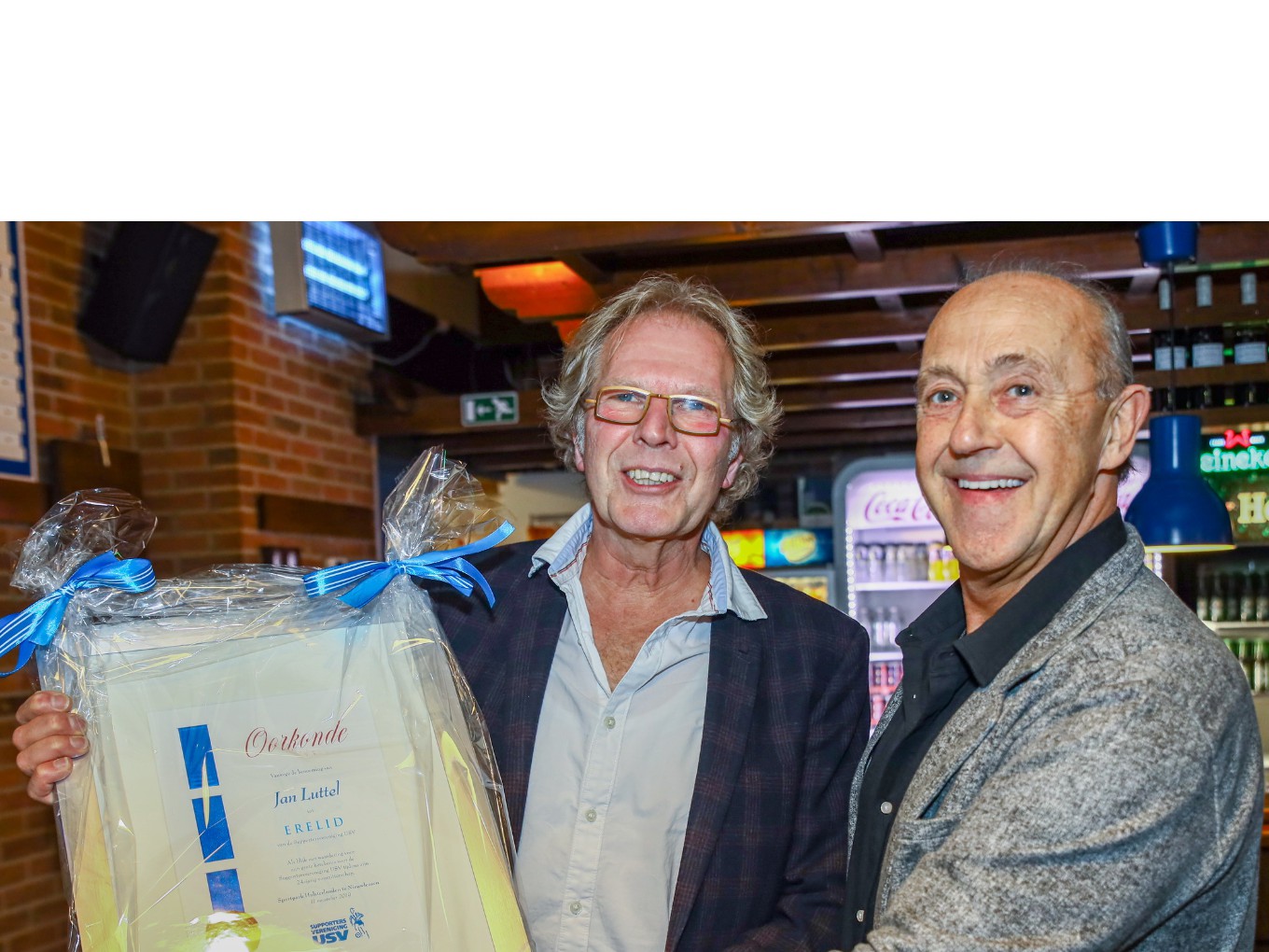 Supporters USV Nieuwleusen zwaaien Jan Luttel uit