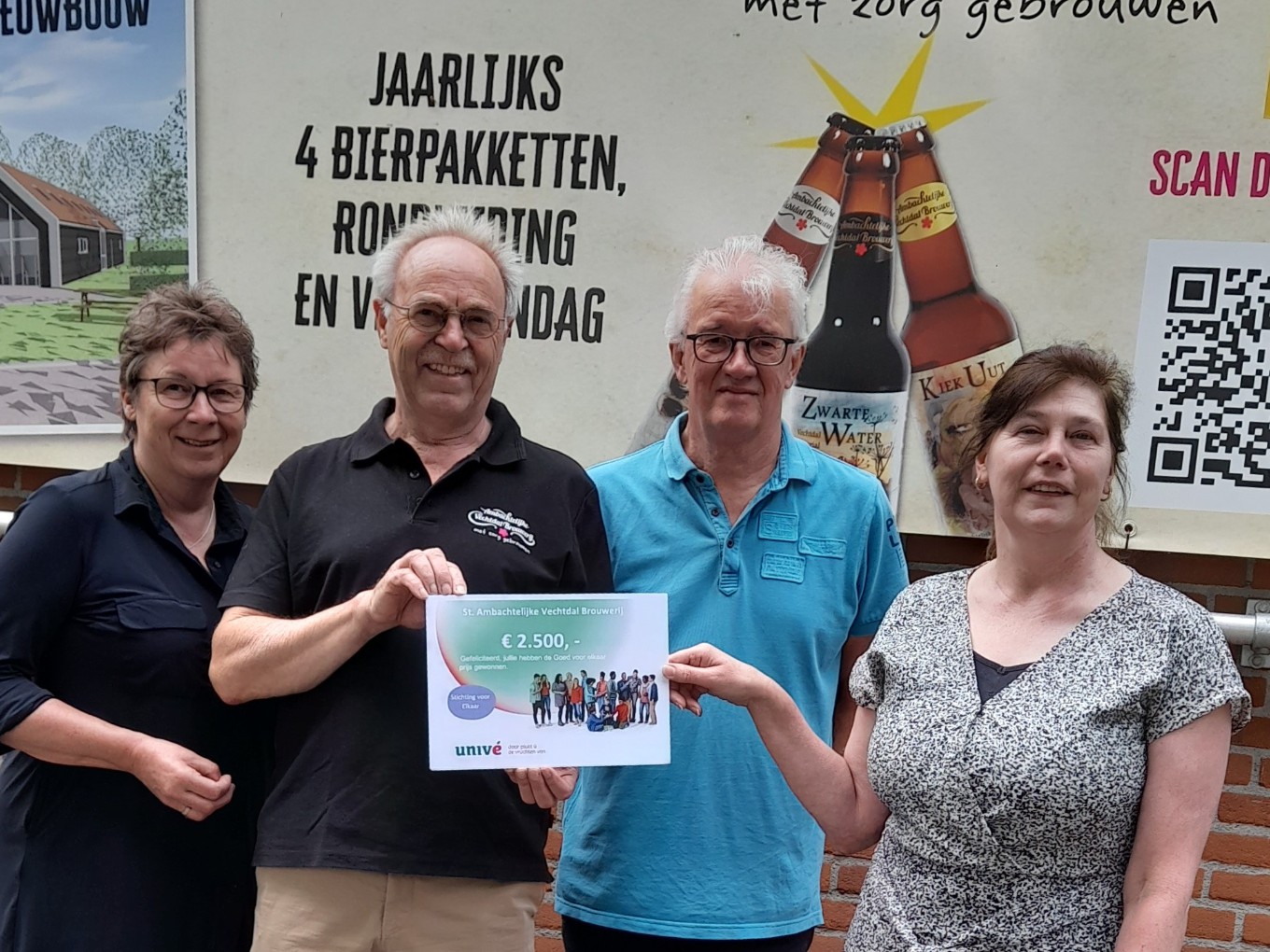 Vechtdal Brouwerij ontvangt cheque van Stichting voor Elkaar