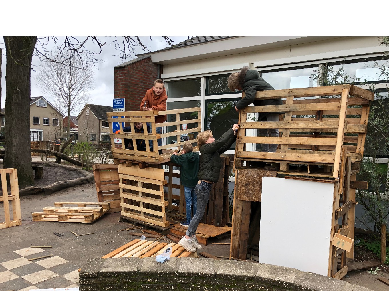 De Vuursteen bouwt hutten op het schoolplein