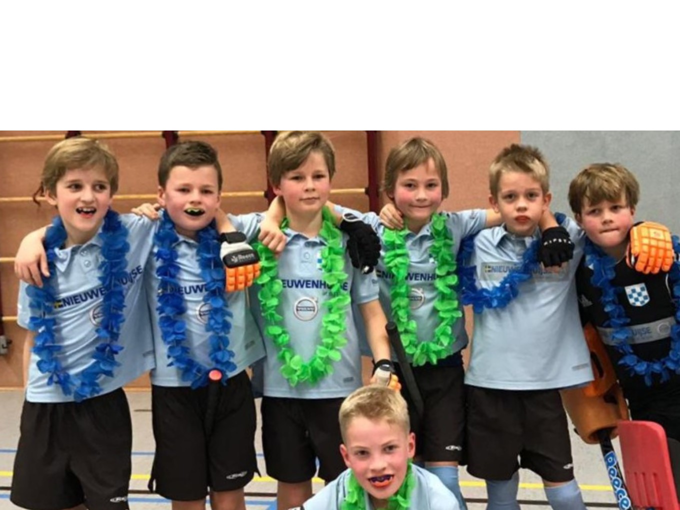 MHC Dalfsen Team J6E1 ongeslagen zaalkampioen