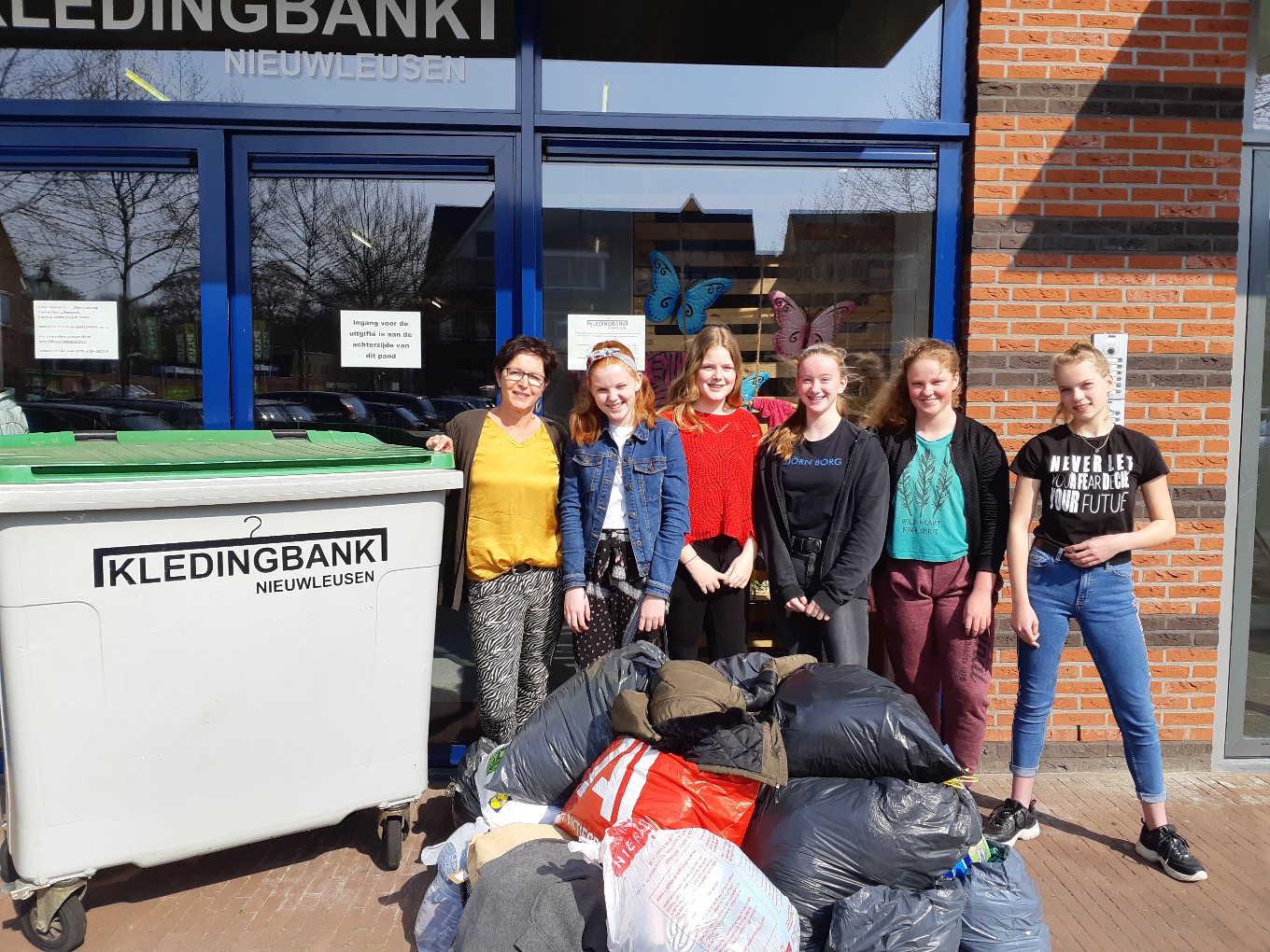 Talentenbrigade Agnieten College Nieuwleusen zamelt kleding in