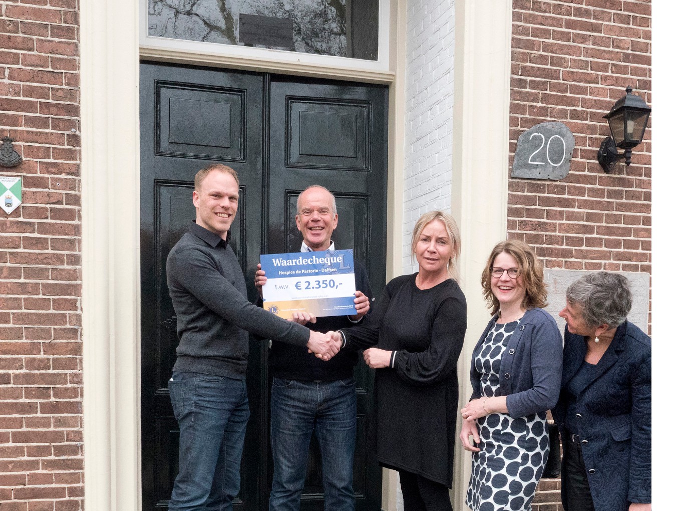 Lionsclub schenkt 2.350 euro aan hospice Dalfsen