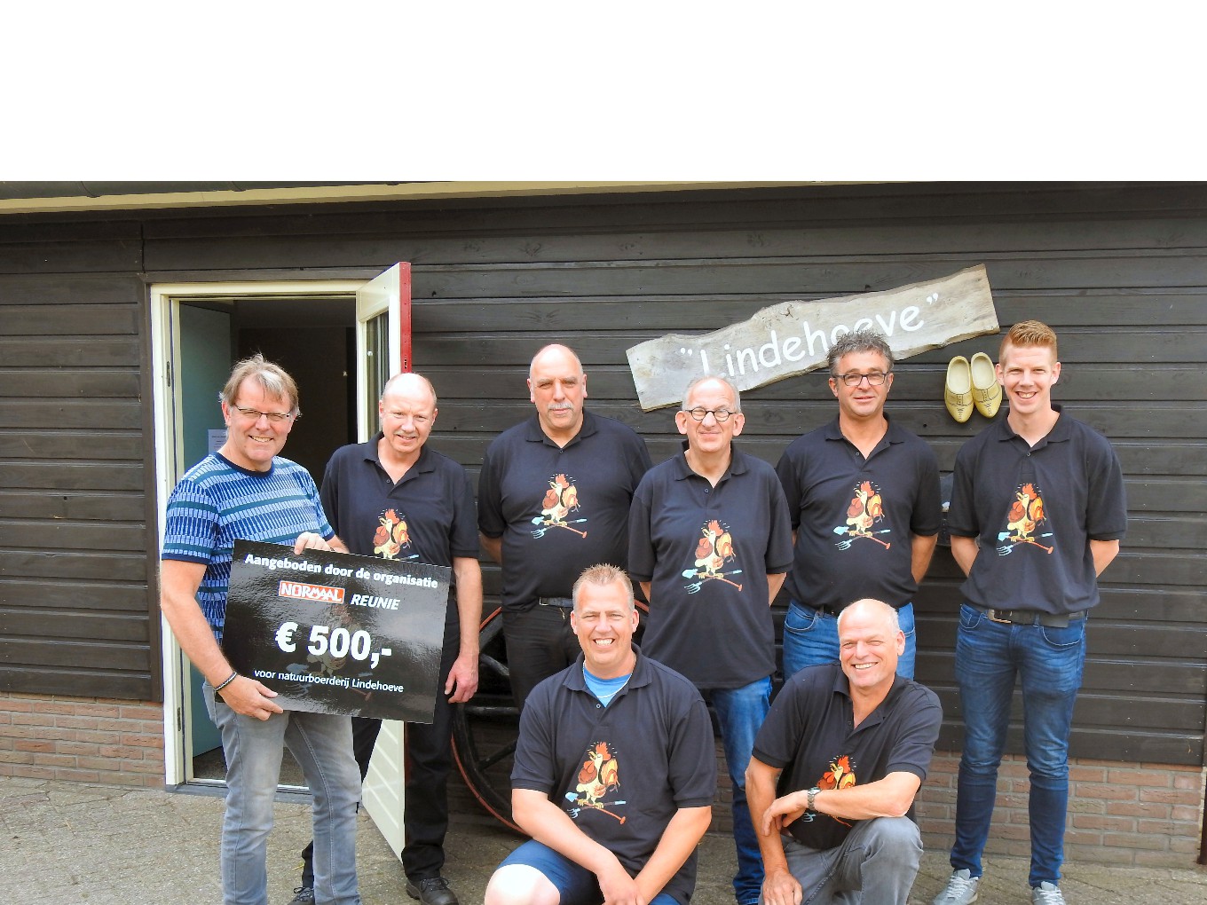 Normaal-fans overhandigen cheque aan natuurboerderij