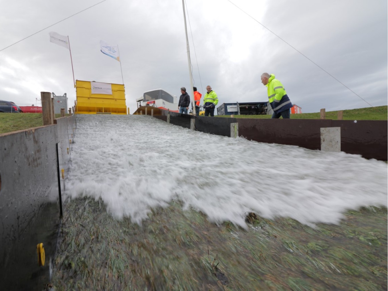 Waterschap stelt Vechtdijken op de proef met golven