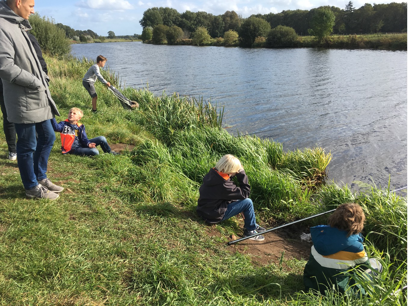 Jonge vissers gooien hengels uit in de Vecht