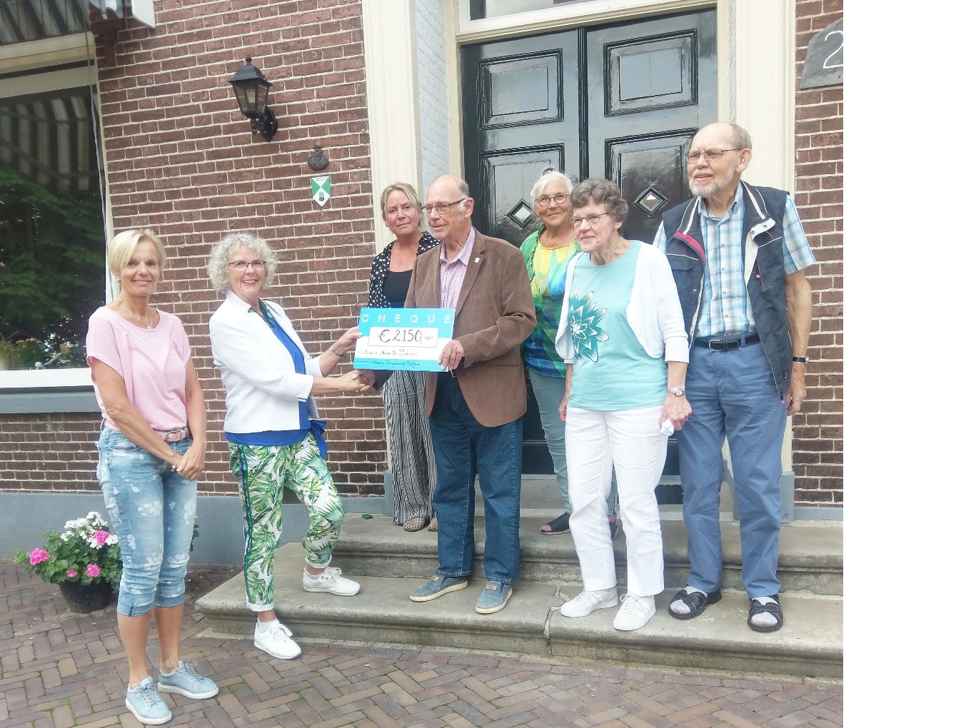 Hospice ontvangt cheque van gestopte Senioren Computerclub