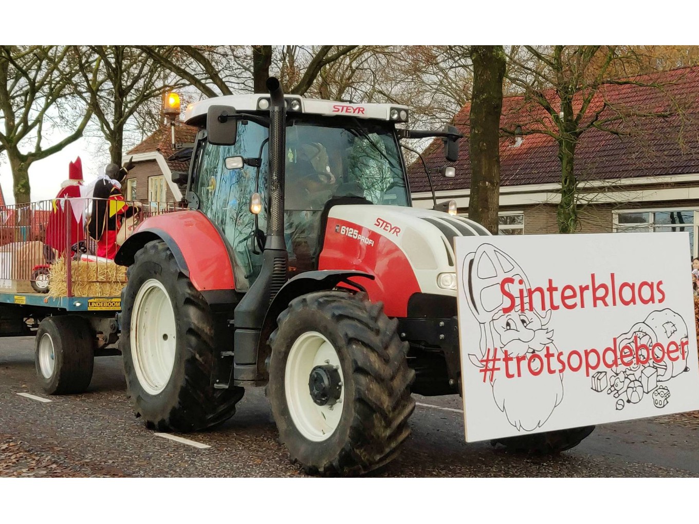 Sinterklaas arriveert met de trekker op Sjaloom in Ankum