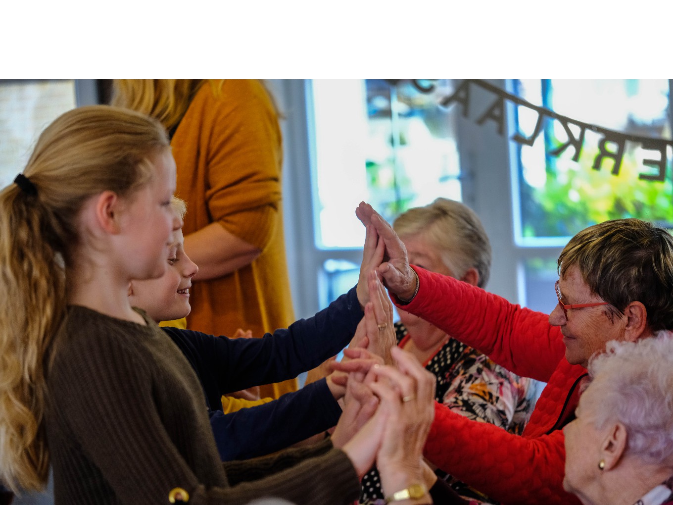 Leerlingen Heidepark dansen met bewoners Brugstede in Lemelerveld