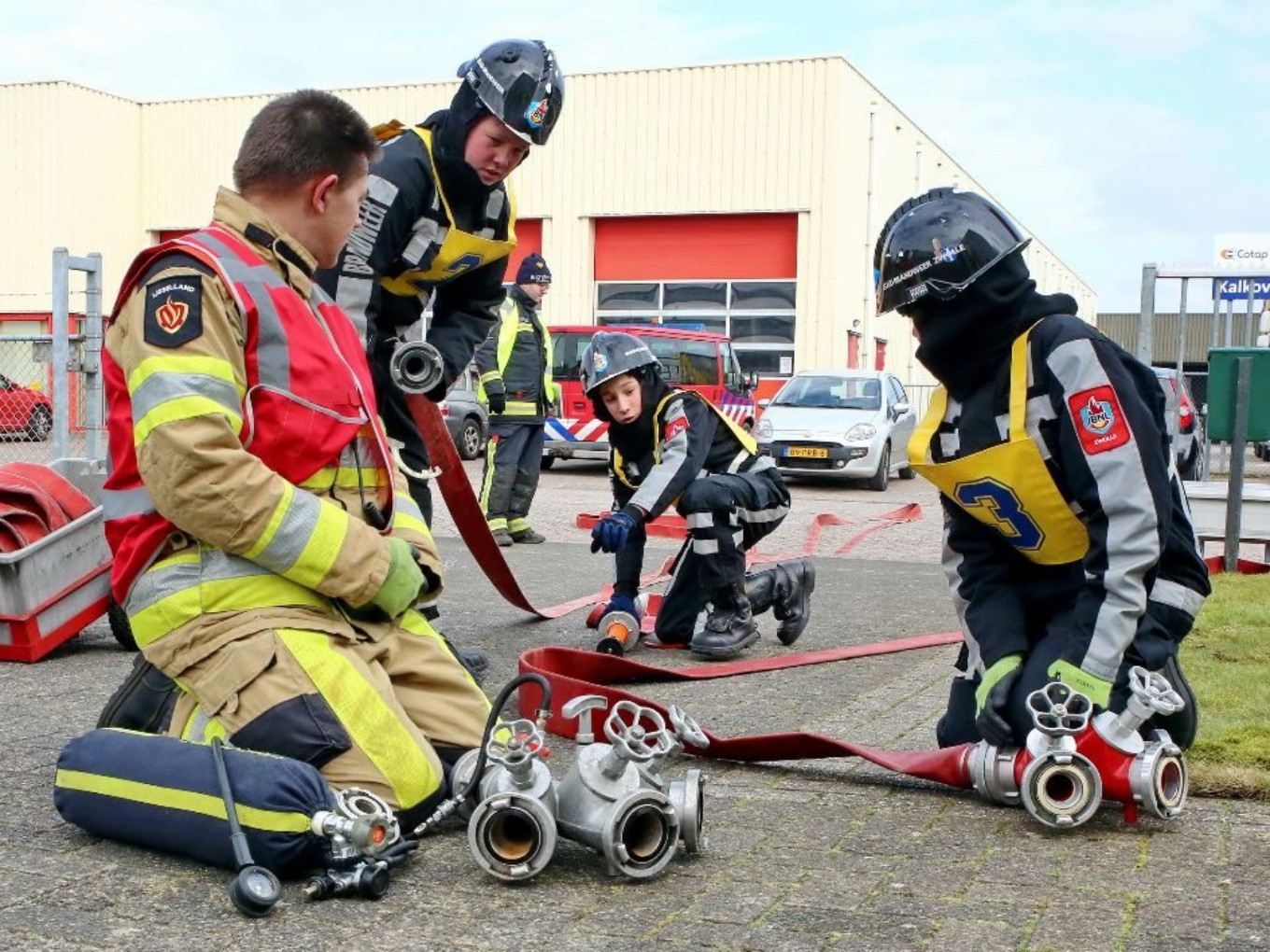 Jeugdbrandweer oefent in Nieuwleusen