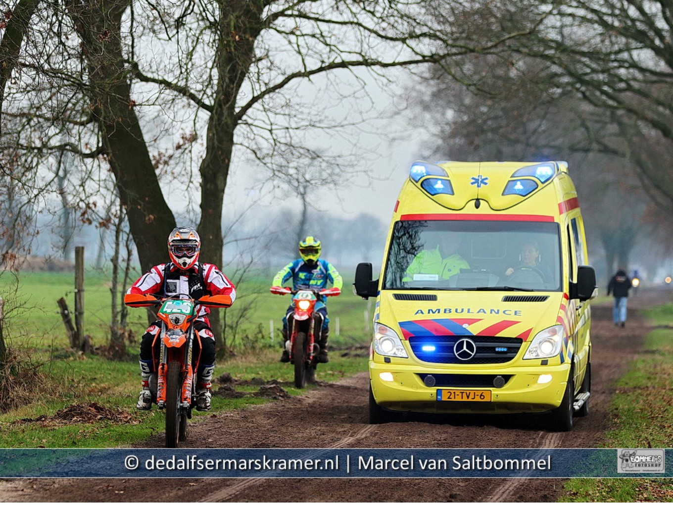 Brandweer en ambulance rukken uit voor motorcrosser