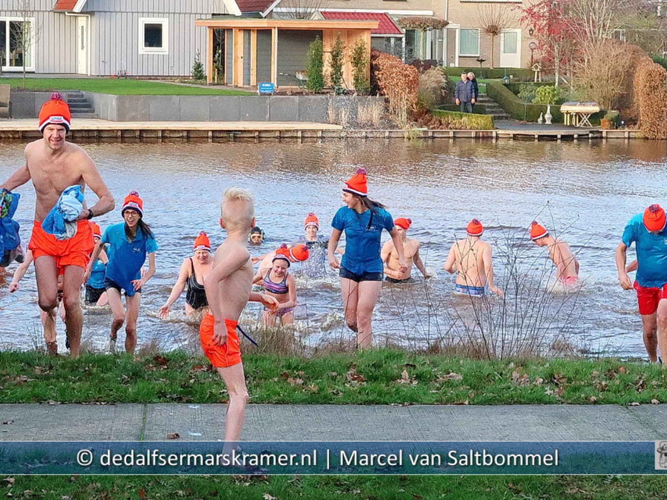 Nieuwjaarsduiken gemeente Dalfsen trekken steeds meer deelnemers