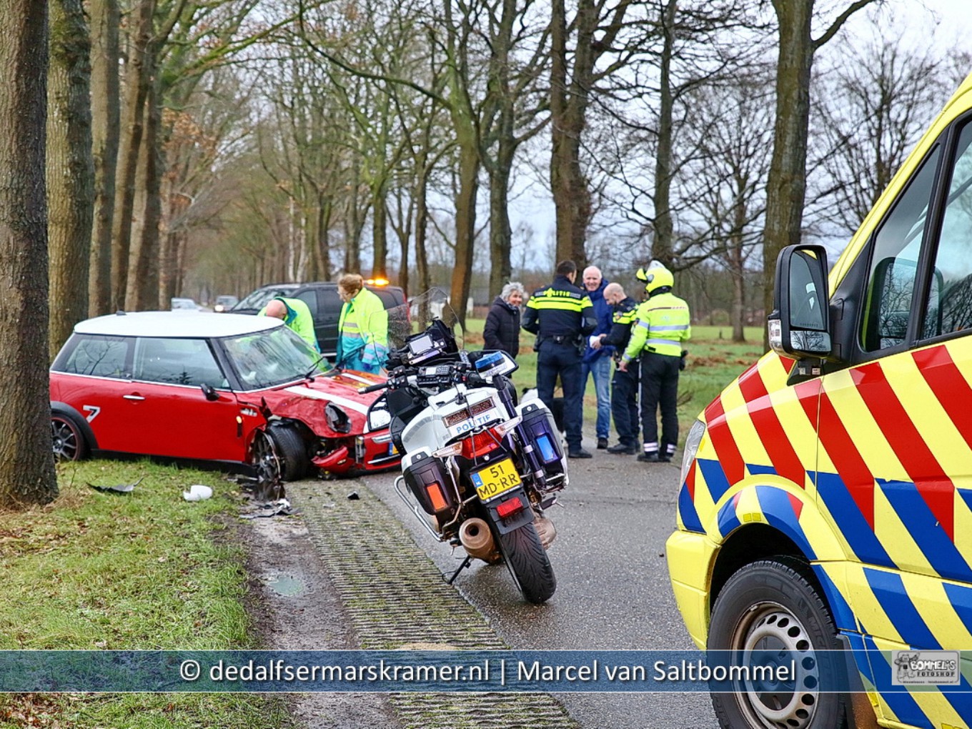 Auto tegen boom op de Paltheweg in Nieuwleusen
