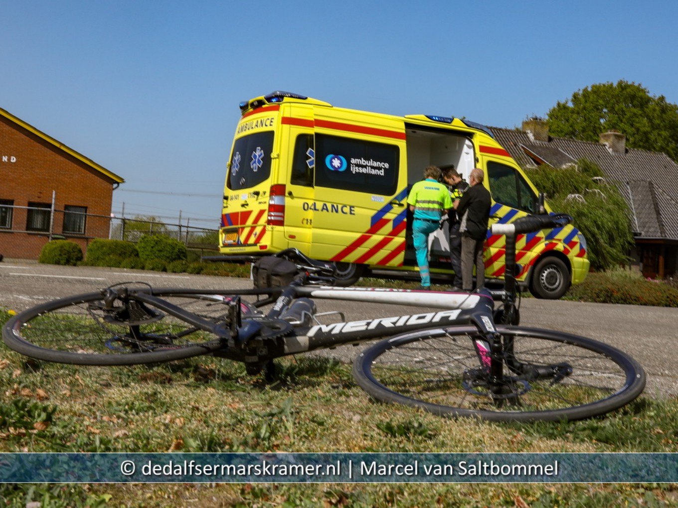 Wielrenner naar het ziekenhuis na aanrijding met auto