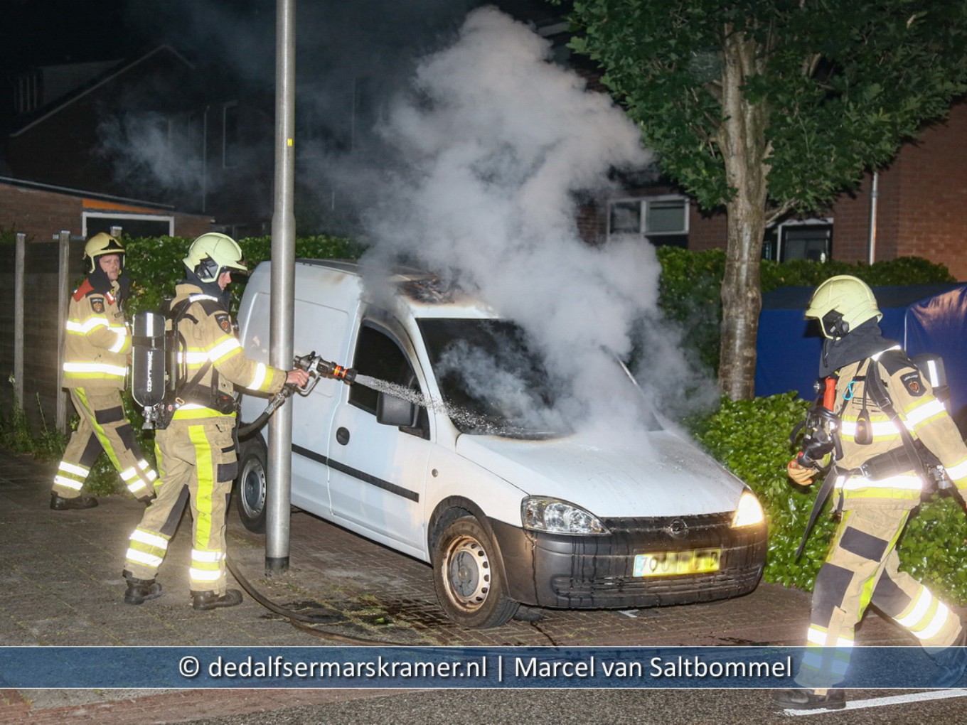 Nachtelijke autobrand Pr. Bernardlaan Nieuwleusen