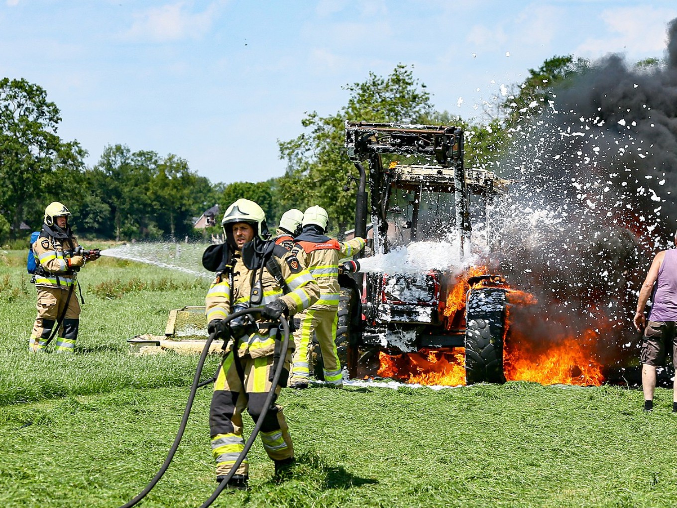 Tractor volledig in brand tijdens werkzaamheden