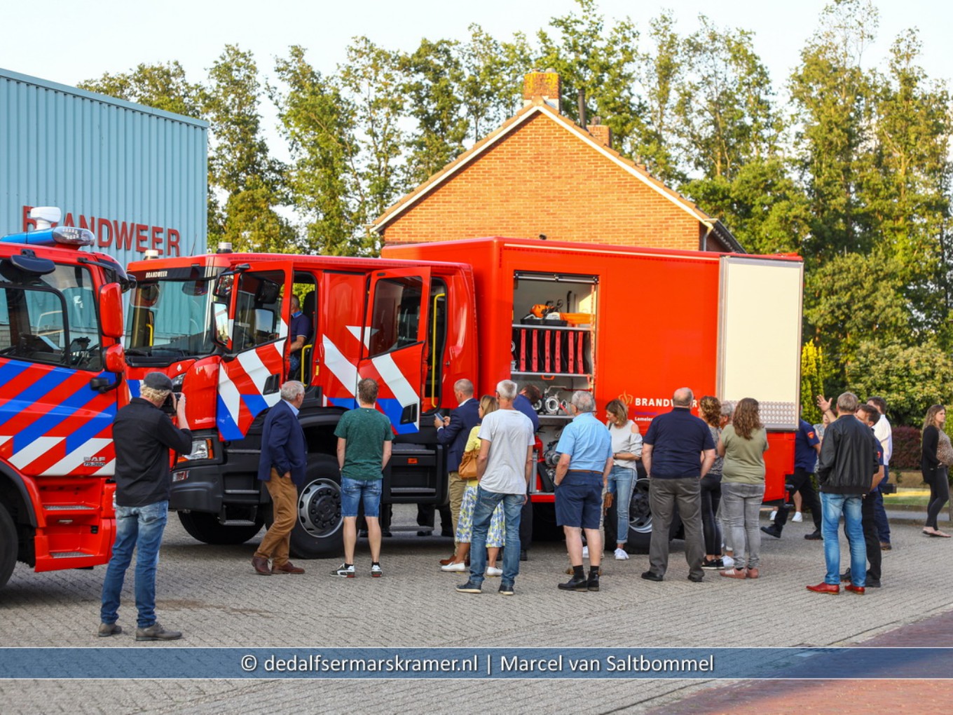 Brandweer Lemelerveld neemt nieuw voertuig in ontvangst