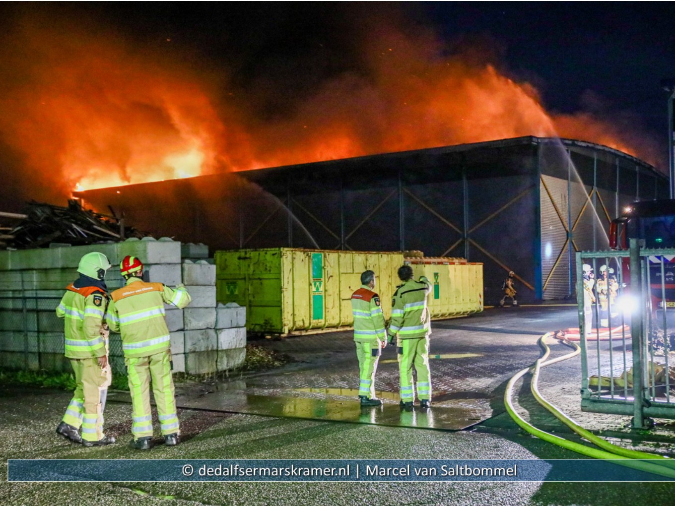 Brandweer Nieuwleusen helpt bij felle brand in Balkbrug