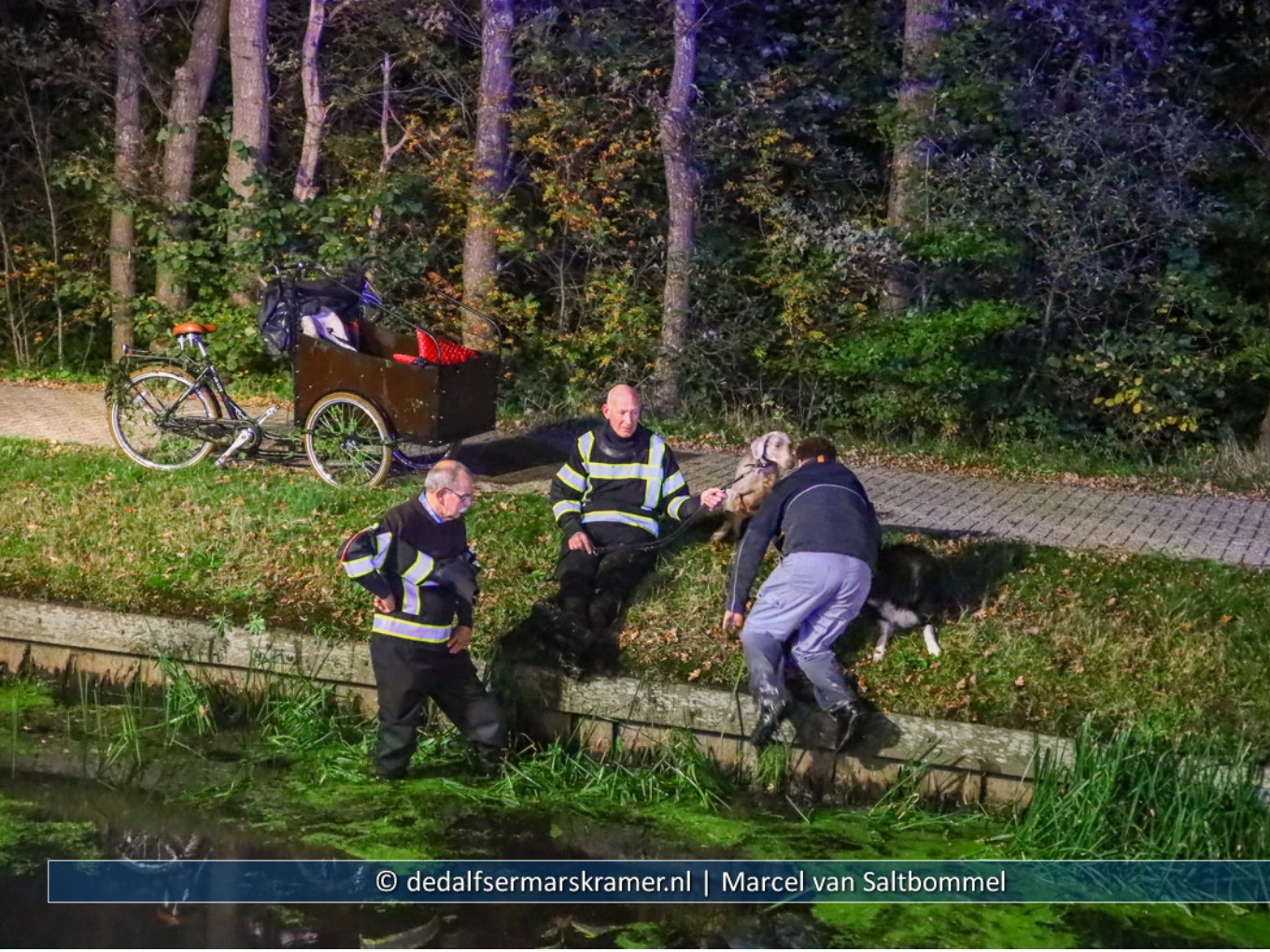 Moeder met twee jonge kinderen te water Balkbrug