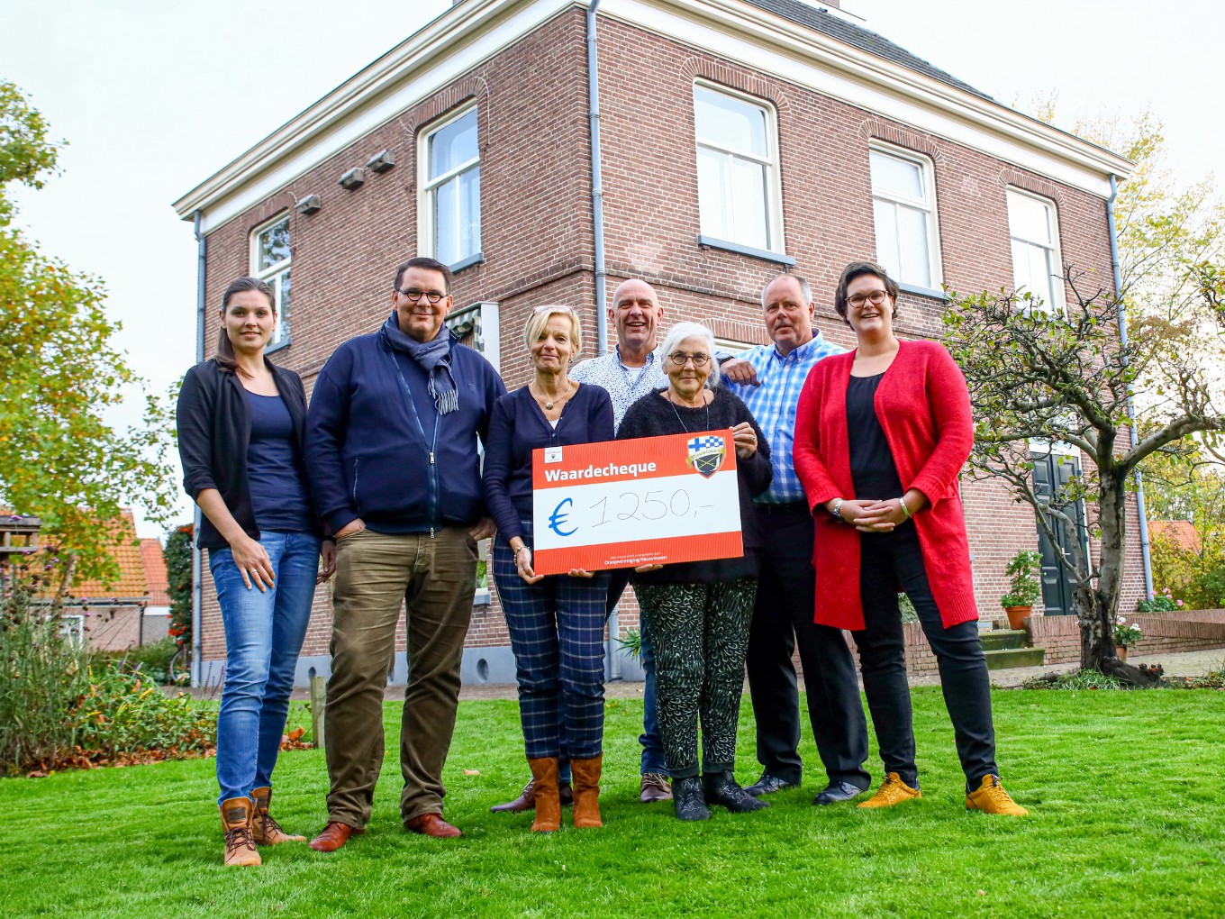 Oranjevereniging Nieuwleusen overhandigt cheque aan Hospice Dalfsen