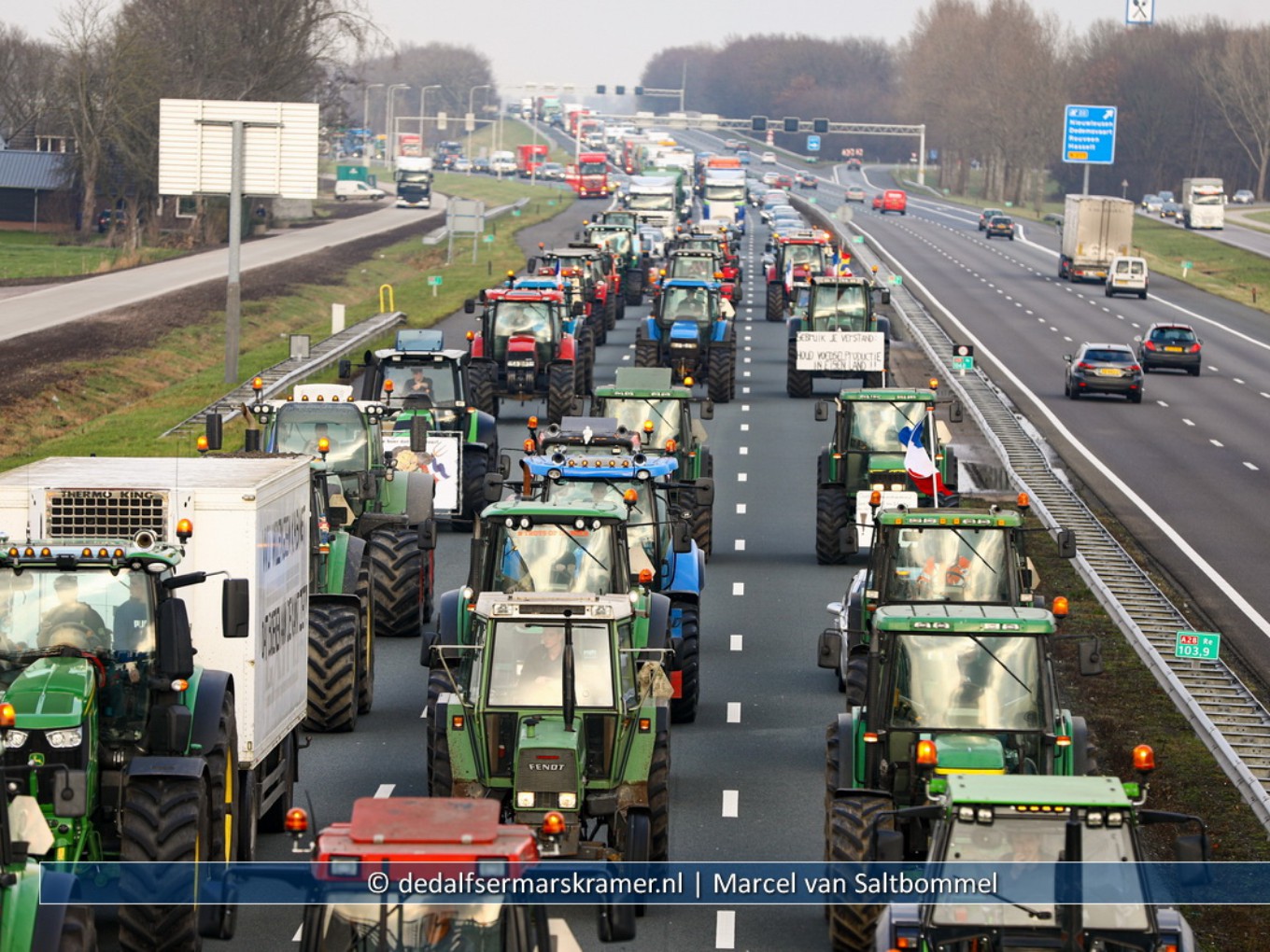 Boeren gaan massaal met tractor de snelweg op.