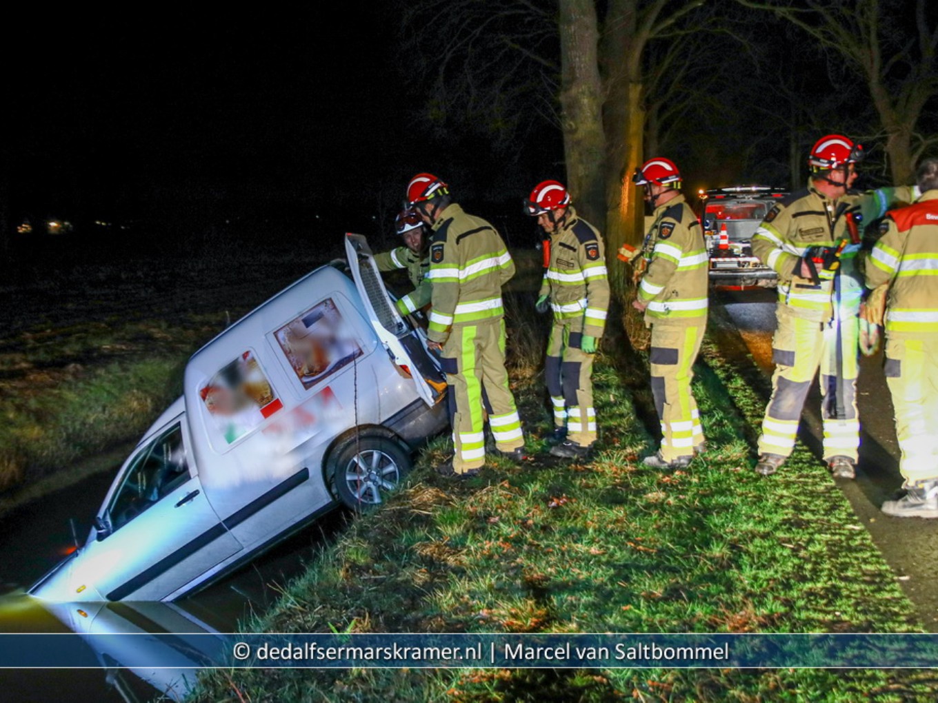 Auto in sloot, brandweer schiet te hulp